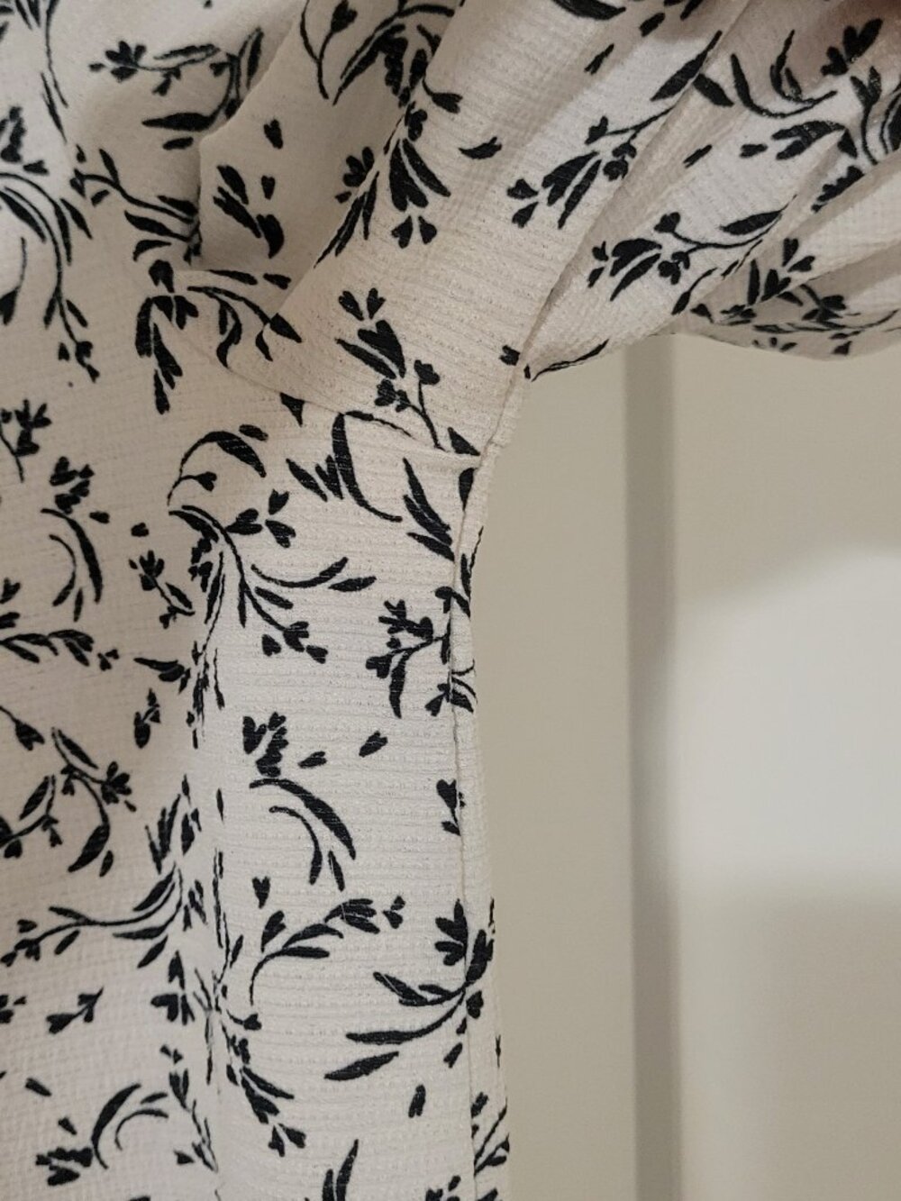 Reitmans Floral Mock-Neck Short Sleeve Blouse (Size XS) - Picture 7 of 7